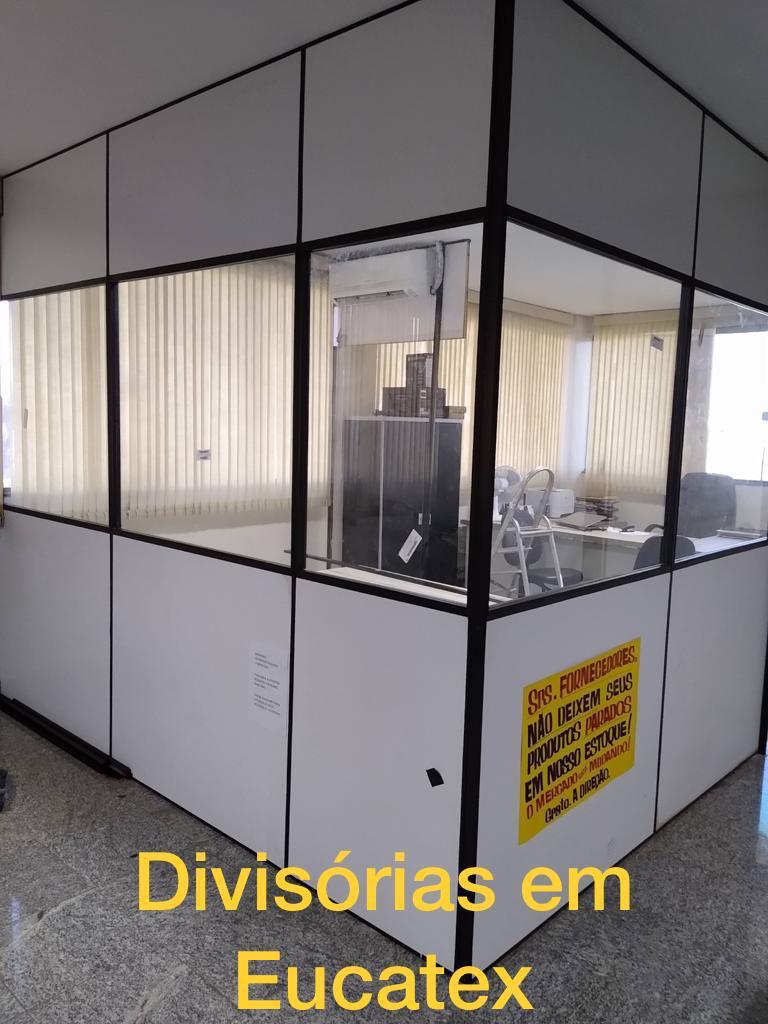 Divisória instalada em escritório