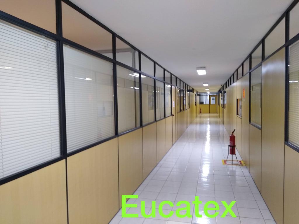 Divisória instalada em escritório
