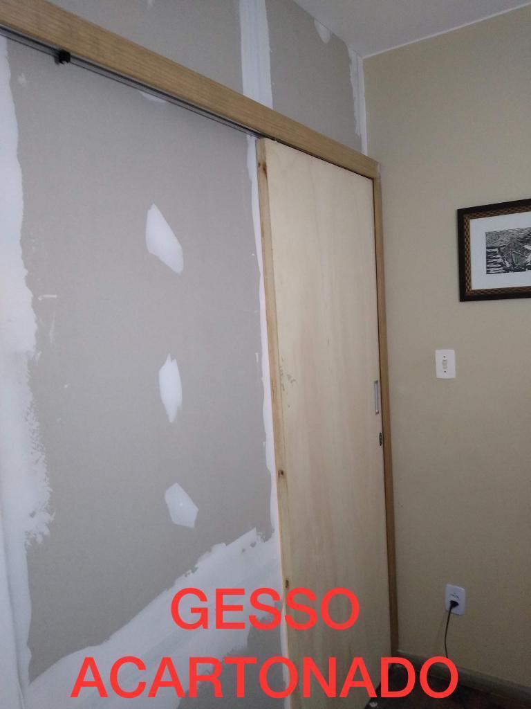 Estrutura de drywall em montagem