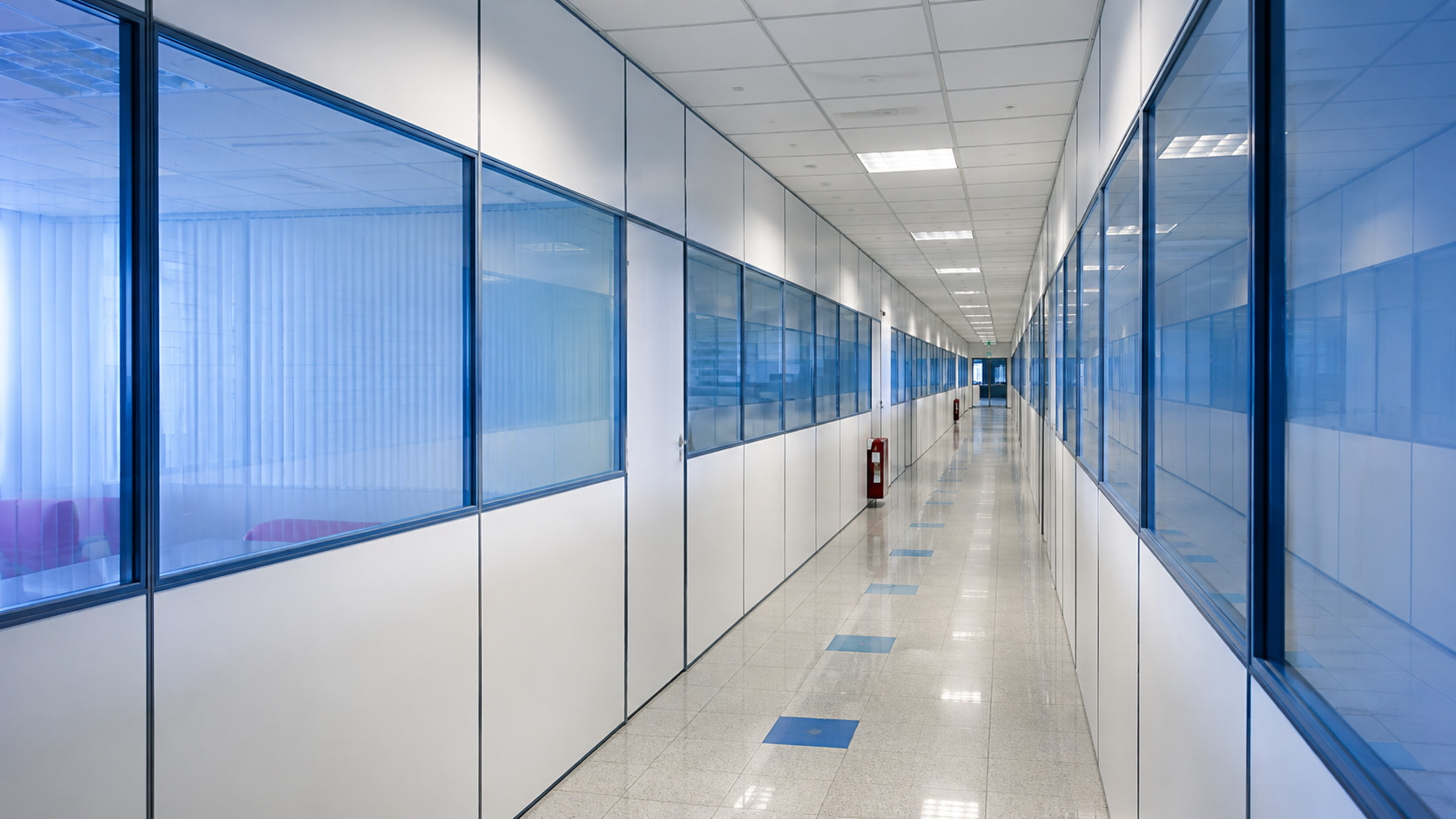 Divisória naval instalada em ambiente corporativo