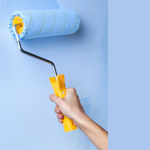Profissional realizando pintura